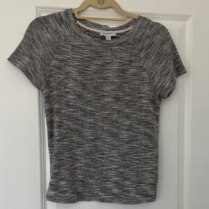 Evereve Black and Gray Short Sleeve Tee